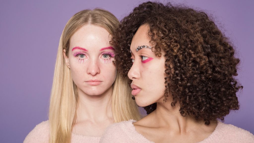 Foto inlustrando a tendência de maquiagens para o carnaval 2022, com maquiagens coloridas e strass.